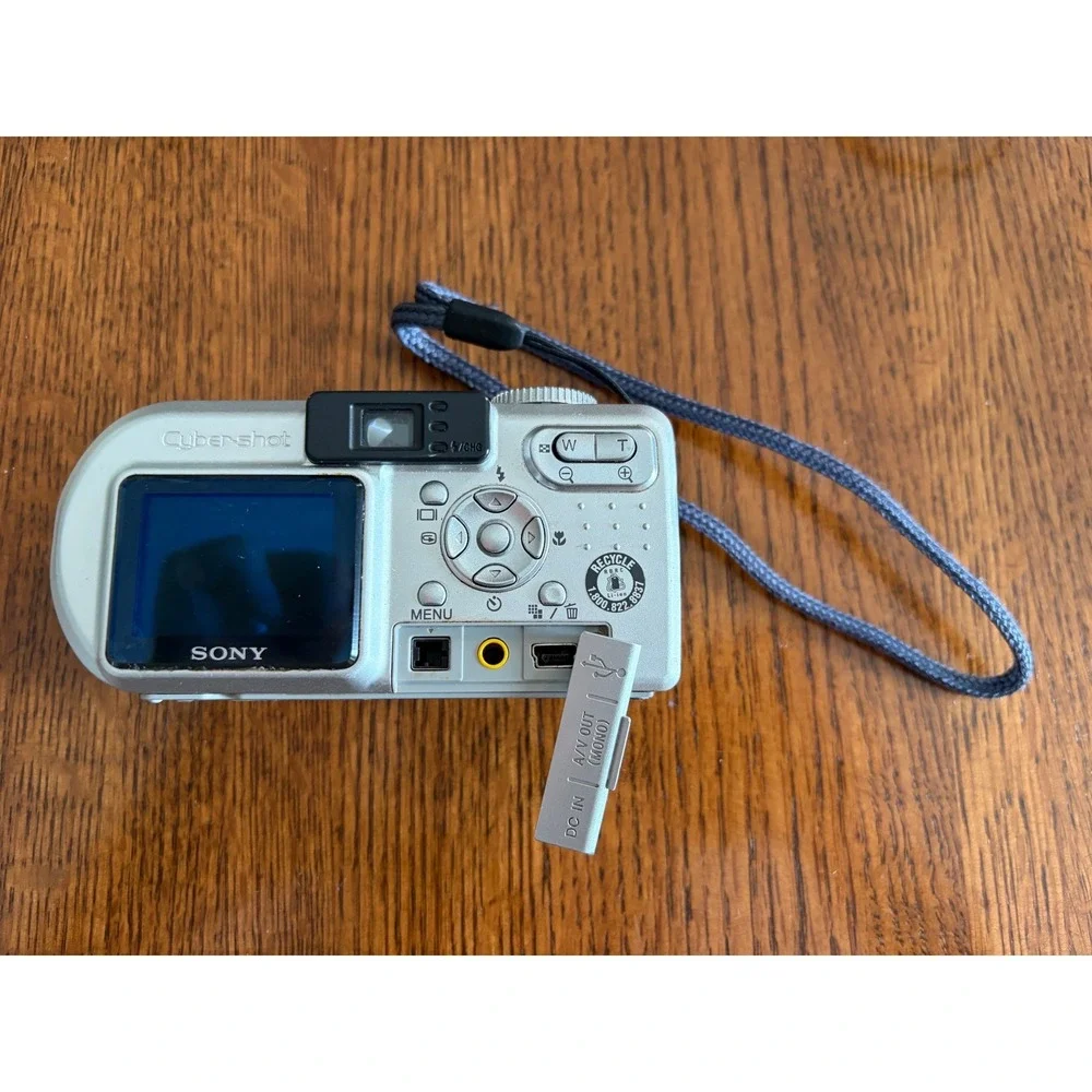 Sony Cyber-shot DSC-P8‎ 3.2MP Digital Camera with Battery And Memory Card Read